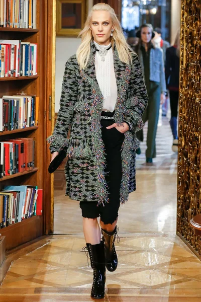 Look 17